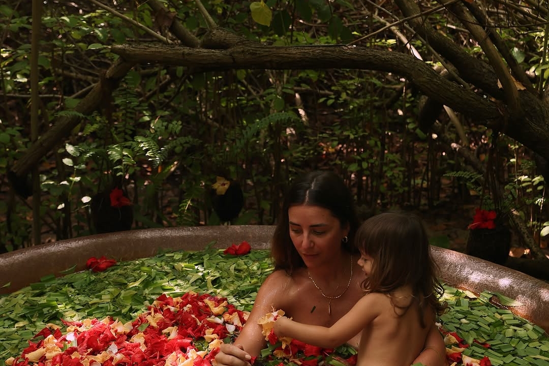Mother and daughter enjoying a private Pot Tub bath at Villa Park