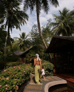 Guests walking through the garden at Araamu Spa, Villa Park, before a private Pot Tub ritual