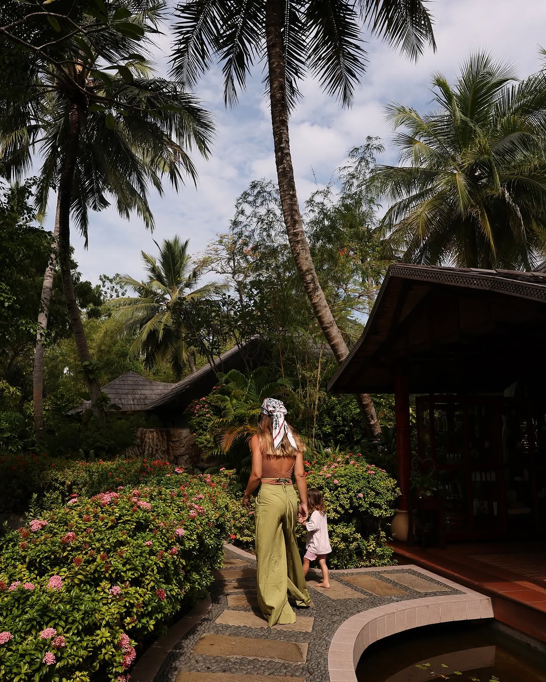 Guests walking through the garden at Araamu Spa, Villa Park, before a private Pot Tub ritual